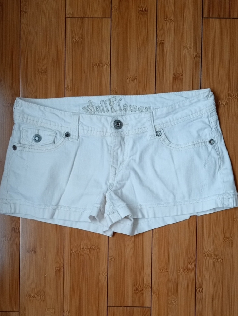 Wallflower White Women's Low-Rise Denim Shorts. Size 9
